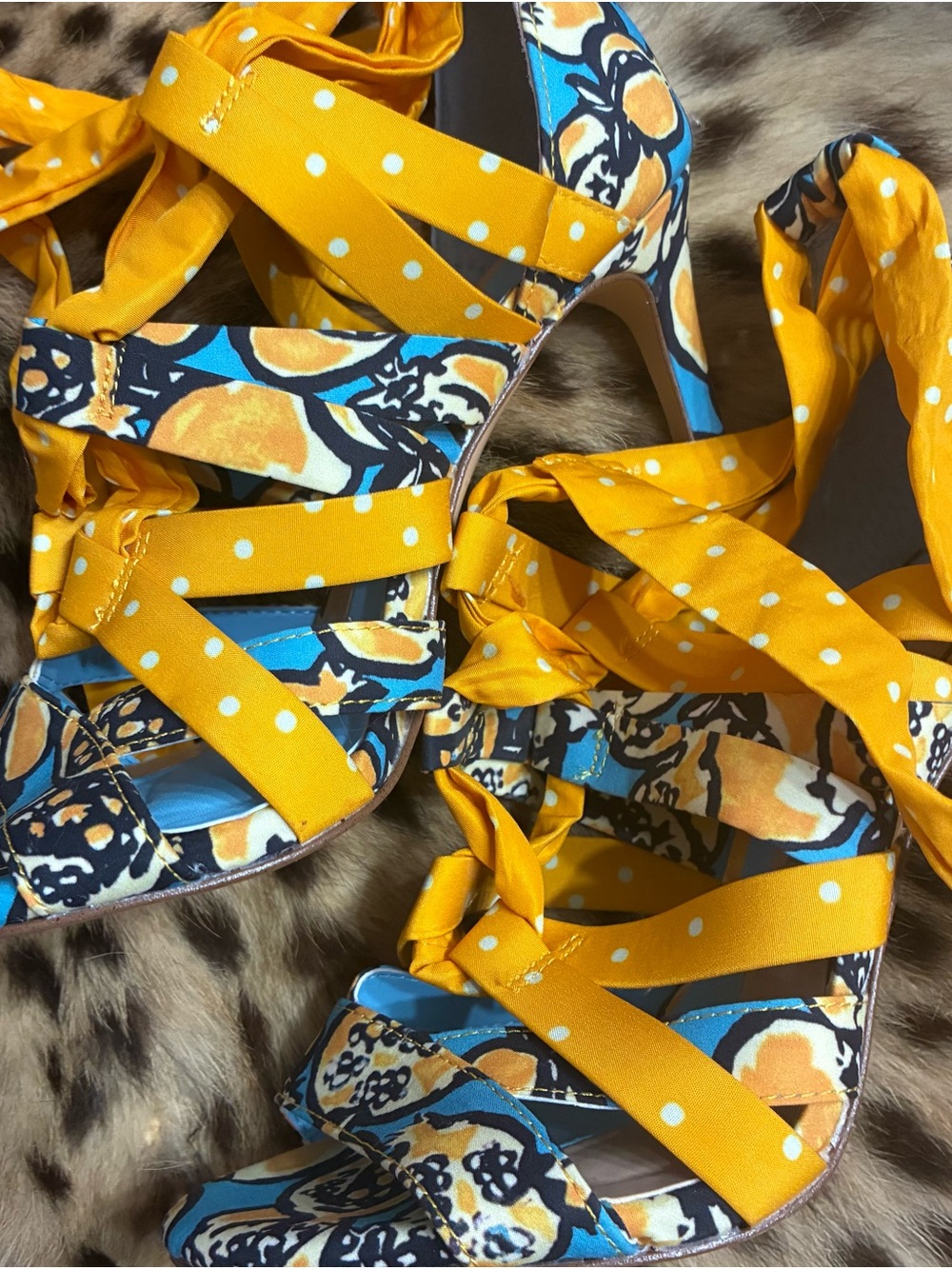 Gianni Bini NWOT Yellow Polka Dot & Blue Printed Tie-Heels - Picture 2 of 3